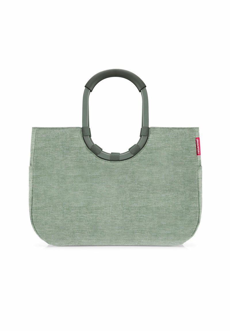 Bolsa de tela verde con un asa de plástico redondeada. La superficie presenta un sutil patrón de tejido y se puede ver una pequeña etiqueta de marca.