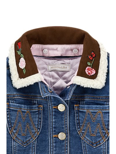 Τζιν μπουφάν με καφέ γιακά από shearling κεντημένο με λουλούδια και πεταλούδα, ροζ σατέν φόδρα και κεντημένο "M" στις μπροστινές τσέπες.