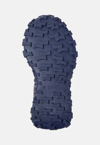 Suola delle scarpe di colore blu scuro con un motivo ruvido e testurizzato e il nome del marchio "Camper" ben visibile. Progettata per garantire aderenza su varie superfici.