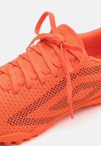 Umbro VELOCITA IX CLUB  TF - Fodboldstøvler til kunstgræs - dragon fire/black/white