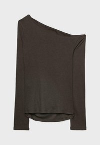 Mørkebrun langærmet top med en asymmetrisk udskæring. Fremstillet af blødt stof med en afslappet pasform og buet kant for en let fald.