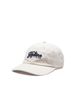 Gorra de béisbol beige claro con visera curva y logo bordado en negro "Hatline LAB." en el panel delantero.