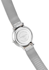 Orologio in acciaio inossidabile argentato con cinturino a rete, caratterizzato da una cassa rotonda e un retro liscio e lucido che mostra il nome del marchio e le specifiche.