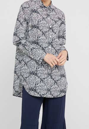 Blomstret skjorte med knapper i marineblå og hvid, med spredt krave, lange ærmer, en let buet kant og en løs pasform med intrikate bladborde.
