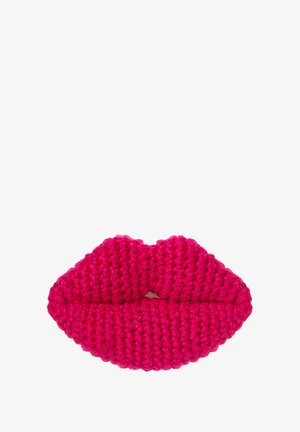 Wzór na ustach z włóczki w intensywnym różowym kolorze, z teksturową powierzchnią i wyraźnym konturem, z niewielkim otwarciem na środku.