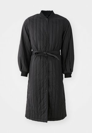 Svart, quiltet lang kåpe med knappfront, belte i livet, ribbestrikkede mansjetter og vertikal sømdesign. Mykt materiale med en glatt tekstur.