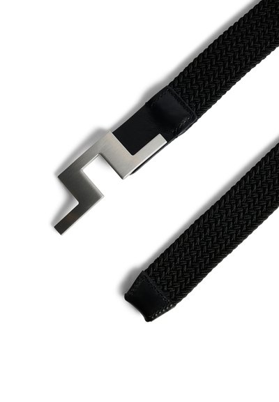 Schwarzer geflochtener Stoffgürtel mit schwarzem Lederende und einer silbernen, geometrisch-eckigen Metallschnalle vor weißem Hintergrund.