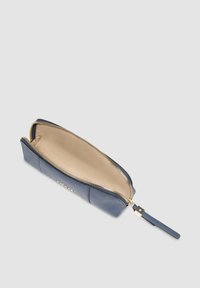 Marineblaues Lederstifteetui mit goldfarbenem Reißverschluss, glatter Außenfläche, beigem Innenfutter, länglicher Form und Reißverschlussanhänger.