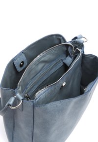 Modrá syntetická kabelka s texturovaným povrchem, zipovými přihrádky a hladkým vnitřním podšíváním. Mezi její rysy patří ramenní popruh a stříbrné kování.