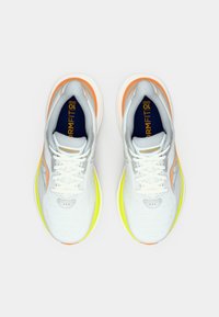 Białe buty do biegania z pomarańczowymi i żółtymi akcentami. Posiadają siateczkową cholewkę, wyściełaną podeszwę i płaskie sznurowadła. Logo marki na języku.