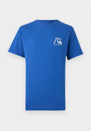 Blå T-skjorte med korte ermer og en liten hvit logo av en bølge og et fjell på venstre brystområde.