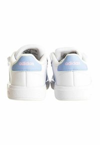 Sneaker Adidas con tomaia in pelle bianca, dettagli blu e rosa, suola in gomma testurizzata e colletto imbottito per il comfort.