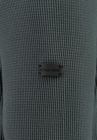 Key Largo MSW STEFANO ROUND - Sweter