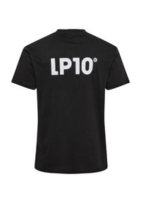 Sort bomulds T-shirt med rund hals og korte ærmer, der har fed hvid tekst "LP10" på ryggen. Glat tekstur, standard pasform.