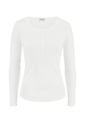 Witte Henley-shirt met lange mouwen, ronde halslijn en vijf knopen, weergegeven op een effen witte achtergrond.