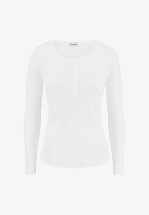 Witte Henley-shirt met lange mouwen, ronde halslijn en vijf knopen, weergegeven op een effen witte achtergrond.