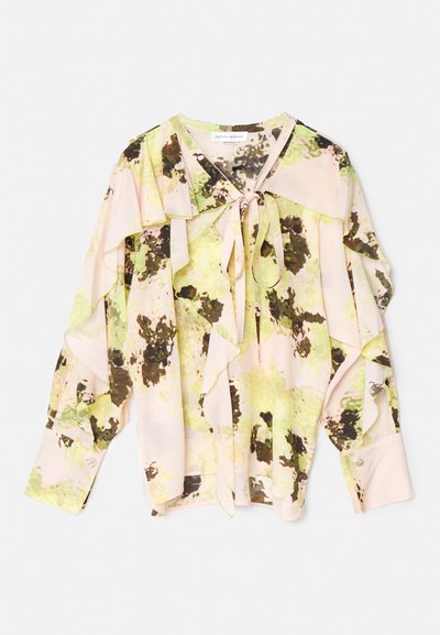 Ρο flowy μπλούζα με ροζ και πράσινο αβάντ-γκαρντ μοτίβο, διαθέτοντας φουσκωμένα μανίκια, ντεκολτέ με κόμπο και ελαφρύ, μαλακό ύφασμα.