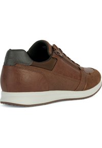 Geox U AVERY - Zapatillas - cognac