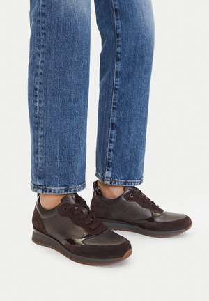 Ciemnobrązowe trampki wykonane z połączenia teksturowanej skóry i zamszu, z gumową podeszwą, okrągłym noskiem oraz kontrastującymi błyszczącymi akcentami.