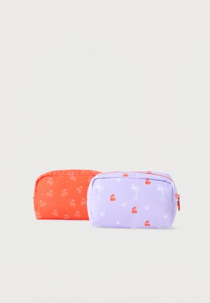 Deux pochettes rectangulaires à fermeture éclair, une orange avec des motifs de cerises, une lavande avec des motifs de cocktails et de cerises, sur un fond uni.