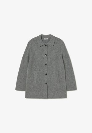 Abrigo de lana gris con botones, de mangas largas, collar puntiagudo y dos bolsillos laterales verticales, dispuesto de manera plana sobre un fondo blanco.