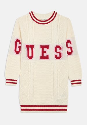 Gestrickter Pullover in Cremefarbe mit rotem und pinkem "GUESS"-Logo, Zopfmuster und gestreiften Bündchen sowie Saum in Rot und Weiß.