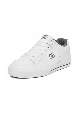 Scarpa da skate bianca DC con fodera interna grigia, lacci e logo sul lato e sulla linguetta, mostrata su sfondo bianco.