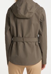 Veste kaki avec capuche, taille ceinturée et tissu texturé. Présente une silhouette ajustée et des coutures discrètes le long des coutures.