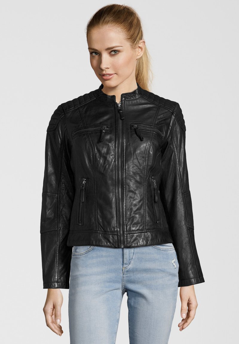 Schwarze Lederjacke mit Reißverschluss, gesteppten Schulterakzenten und zwei Reißverschlusstaschen auf der Brust. Glatte Textur und taillierter Schnitt.