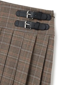 Brauner karierten Rock aus strukturiertem Stoff, mit dunklen Leder-Riegeln und silbernem Zubehör. Enthält Falten für zusätzliche Details.