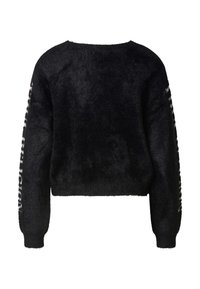Czarny krótki sweter wykonany z puszystego materiału o teksturowanym wykończeniu. Długie rękawy zdobią akcenty w panterkę po bokach.