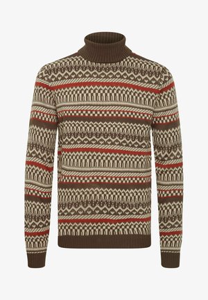 Hnědý pletený svetr s vysokým límcem, zdobený geometrickým vzorem v krémové, červené a tmavě hnědé barvě. Žebrované manžety a lem.
