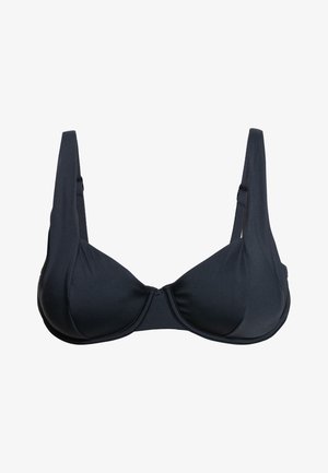 Czarny biustonosz bikini z gładkiego, elastycznego materiału, trójkątnymi miseczkami, szerokimi regulowanymi ramiączkami i delikatnym połyskiem. Bez ozdób i wzorów.