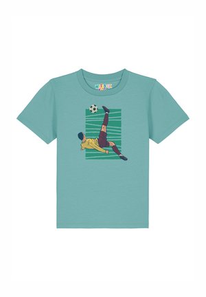 Türkises T-Shirt mit kurzen Ärmeln, das ein grafisches Motiv eines Spielers in gelbem Trikot zeigt, der einen Fußball vor einem gestreiften grünen Hintergrund tritt.