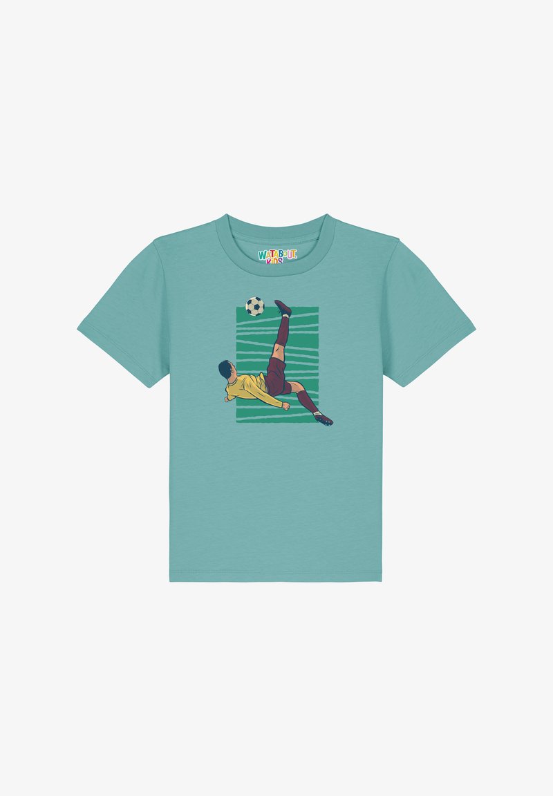 Teal T-shirt met korte mouwen, featuring een graphic van een speler in een gele jersey die een voetbal trap tegen een gestreepte groene achtergrond.