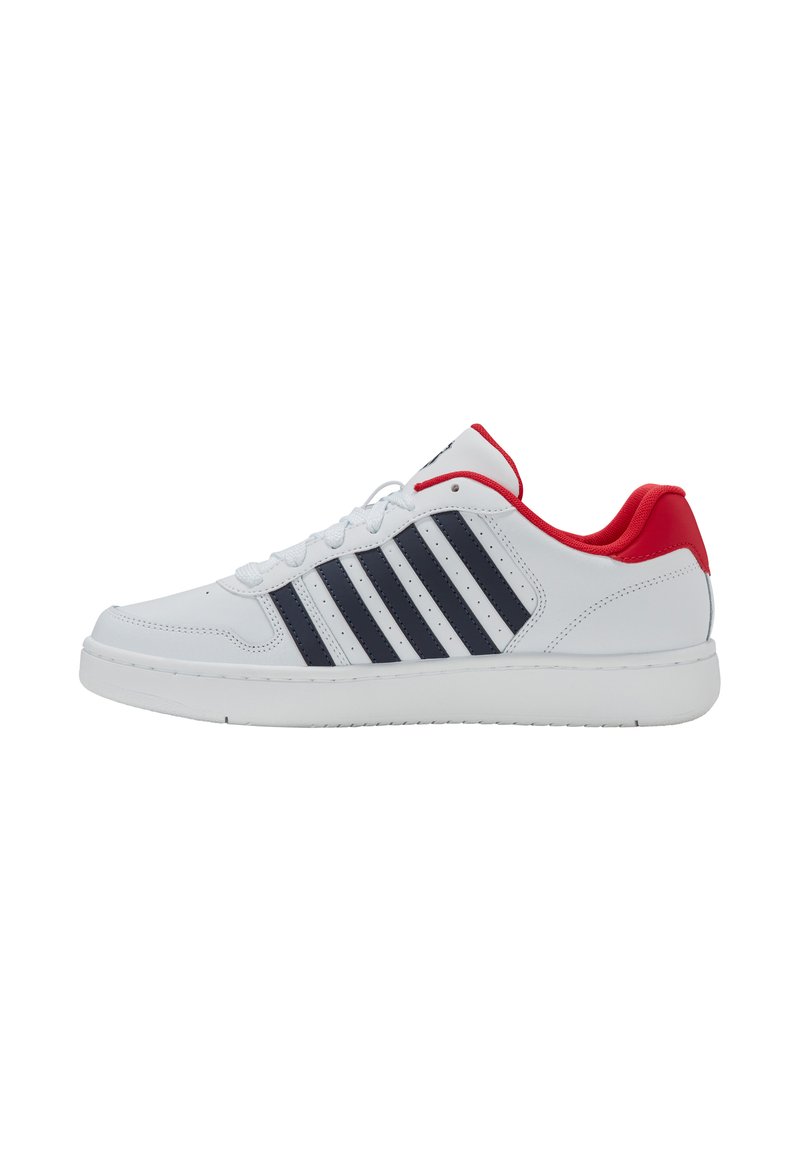 Weißer Sportschuh mit einem glatten Lederobermaterial, marineblauen Streifen, rotem Absatz und weißer Gummisohle. Verfügt über ein Schnürdesign und perforierte Details.