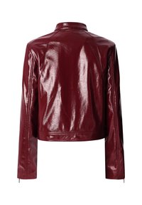 Bordeaux leren jacket met een glanzende afwerking, voorzien van een kraag, lange mouwen en een cropped ontwerp. Geen zichtbare hardware of patronen.