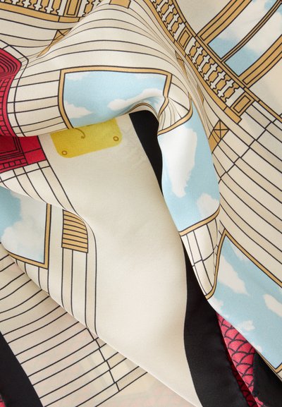 Tissu en soie avec un motif imprimé d'éléments architecturaux classiques, ciel bleu avec des nuages et des accents rouges, noirs et jaunes.