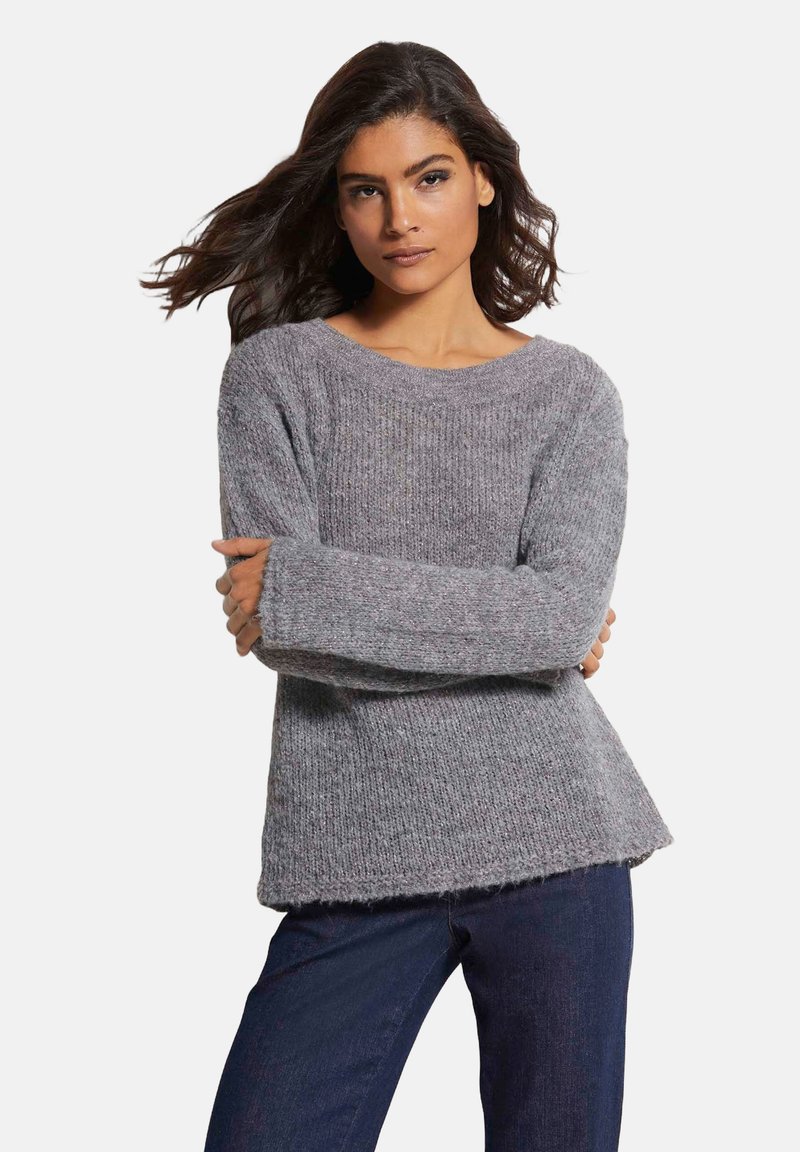 Grauer Strickpullover mit weitem Ausschnitt, langen Ärmeln und einer strukturierten, leicht lockeren Passform. Besitzt einen Saum mit rohen Kanten für einen lässigen Look.