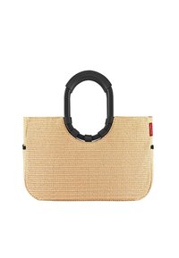Sac à main tissé beige de forme rectangulaire, avec une poignée en plastique noir et une texture subtile. Accent latéral avec une étiquette de logo.
