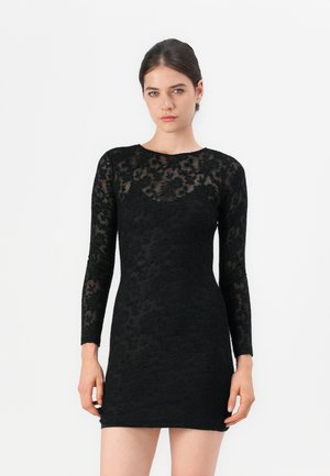 Zwart langoor jurk van gestructureerde kant, met een fitted silhouet en bloemenpatroon. Glad materiaal en hoge hals.