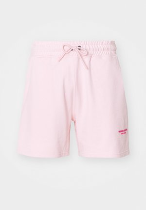 Vaaleanpunaiset puuvillashortsit, joissa on joustava vyötärö ja nyöri. Edessä oikealla puolella on tummemmalla vaaleanpunaisella brodeeratun tekstin koriste.