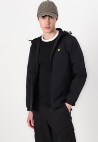 Giacca Con Cappuccio Lyle & Scott Uomo – Zip Passante Nera – Leggera Con Logo
