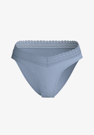 Intimo da donna azzurro chiaro con rifiniture in pizzo e delicato motivo a righe verticali sul tessuto, mostrato su sfondo bianco.