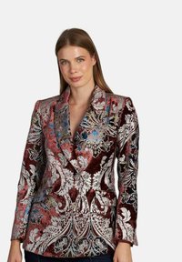 Blazer de terciopelo en burdeos con intrincados patrones florales en plata y azul, diseño de doble botonadura y solapas con muesca.