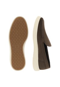 Chaussure à enfiler en daim marron vue de côté et de la semelle, avec une semelle en caoutchouc blanche et le logo "Boggi Milano" embossé sur la semelle.