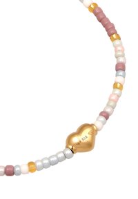 Pärlade halsband med pastellfärgade pärlor i rosa, vitt och blått, med en guldhjärtformad mittdel märkt "925".