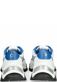 Weiße Sneakers mit blauen und silbernen Akzenten, ausgestattet mit einem strukturierten Mesh-Obermaterial, gepolstertem Kragen und einer schwarzen Gummisohle.