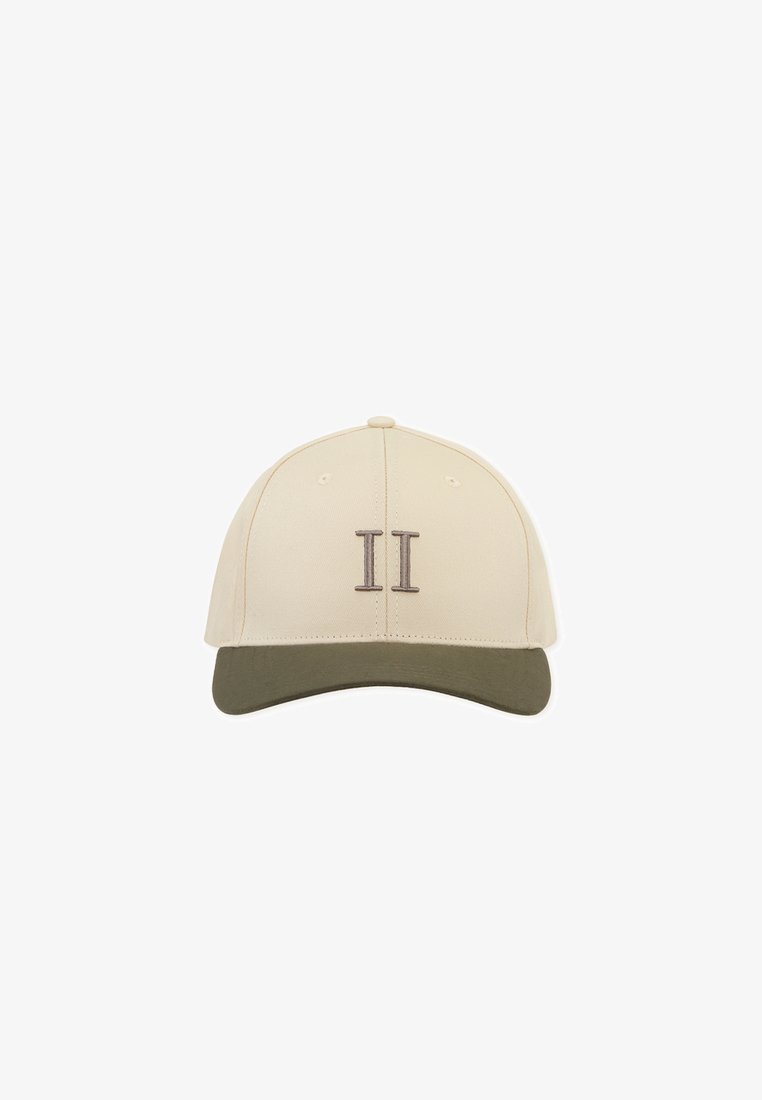 Cappello con parte superiore color crema, visiera verde e ricamo "II" in marrone. Realizzato in tessuto con una texture liscia, dotato di fori di ventilazione.