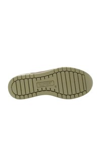 Suola di scarpa in gomma marrone chiaro con un motivo testurizzato e scanalato e il marchio 'Vallieverde' embossato. Punta arrotondata e design piatto.